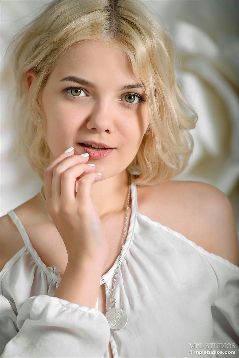 12P Adorable blonde avec un gros cul et des petits seins modèles nus