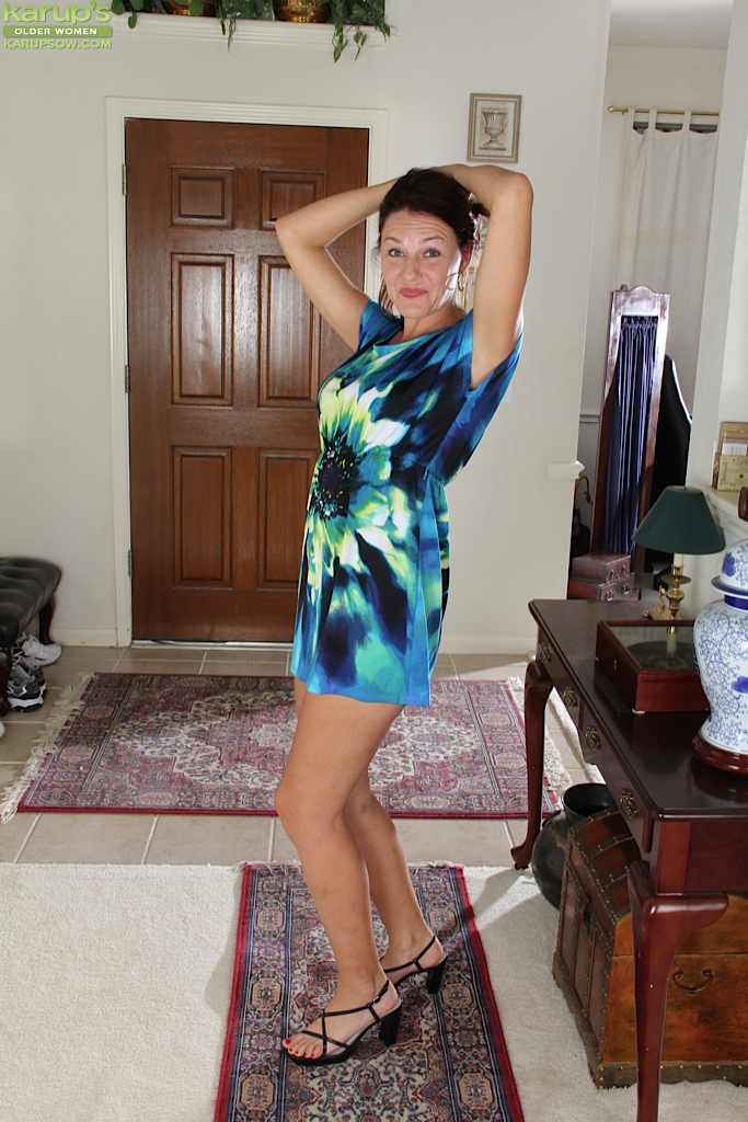 16P La flaca MILF morena Ava Austin posa para sus fans en bragas sexys