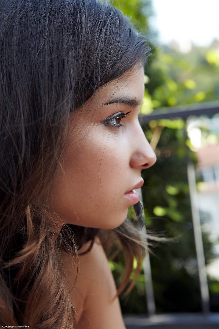 21P Linda adolescente Nika tirando a lingerie e posando nua em uma espreguiçadeira