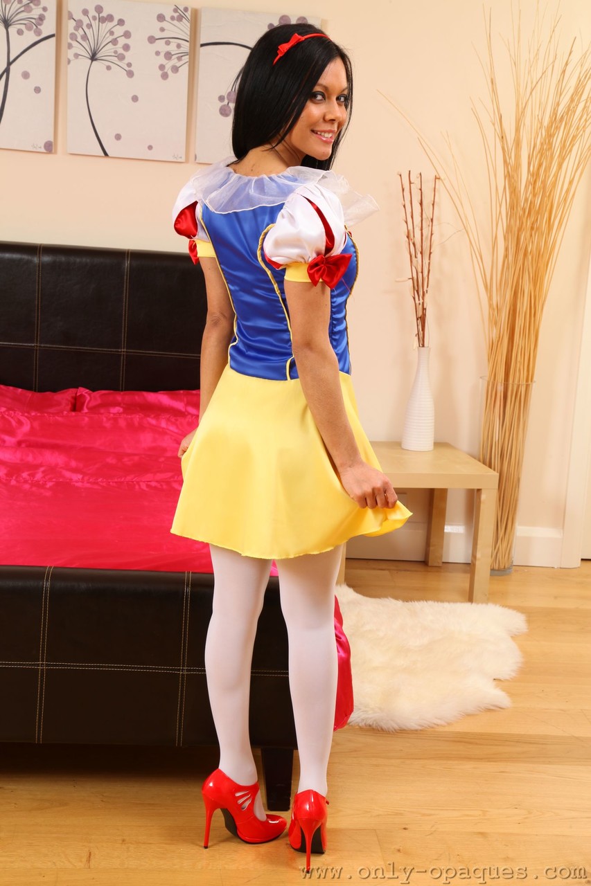 21P Nena disfrazada de Blancanieves Ashleigh Clare se desnuda