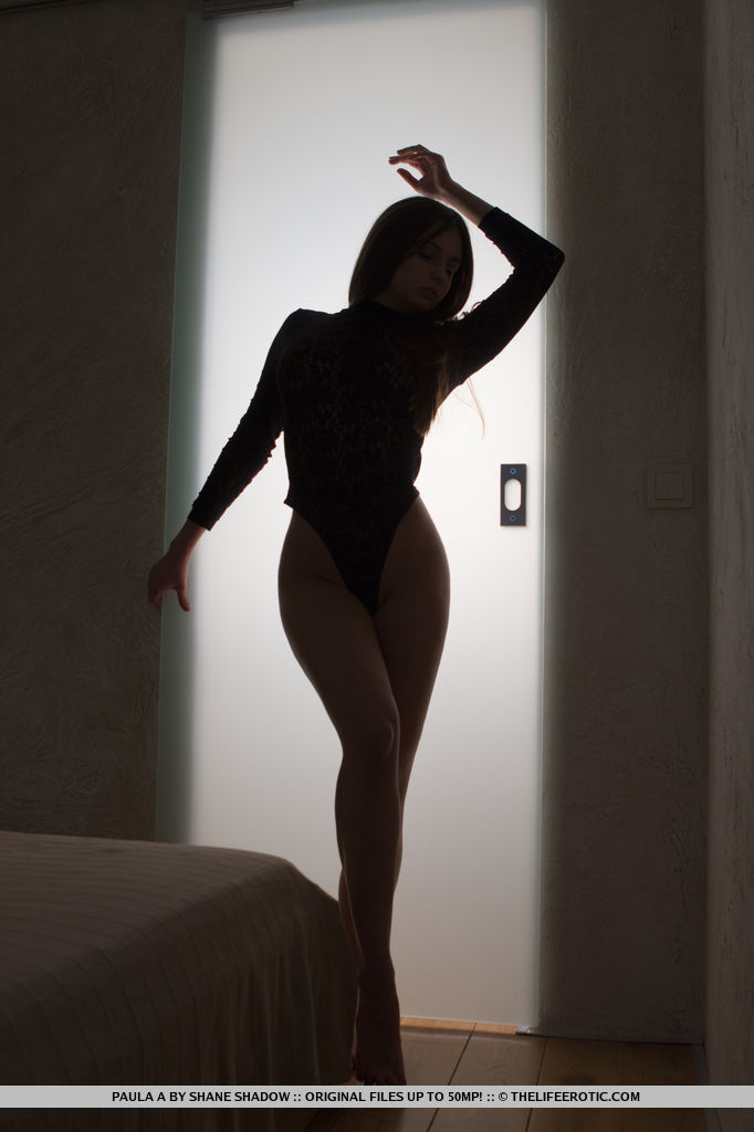 16P L'adolescente érotique Paula A doigte sa chatte excitée tout en étirant ses longues jambes