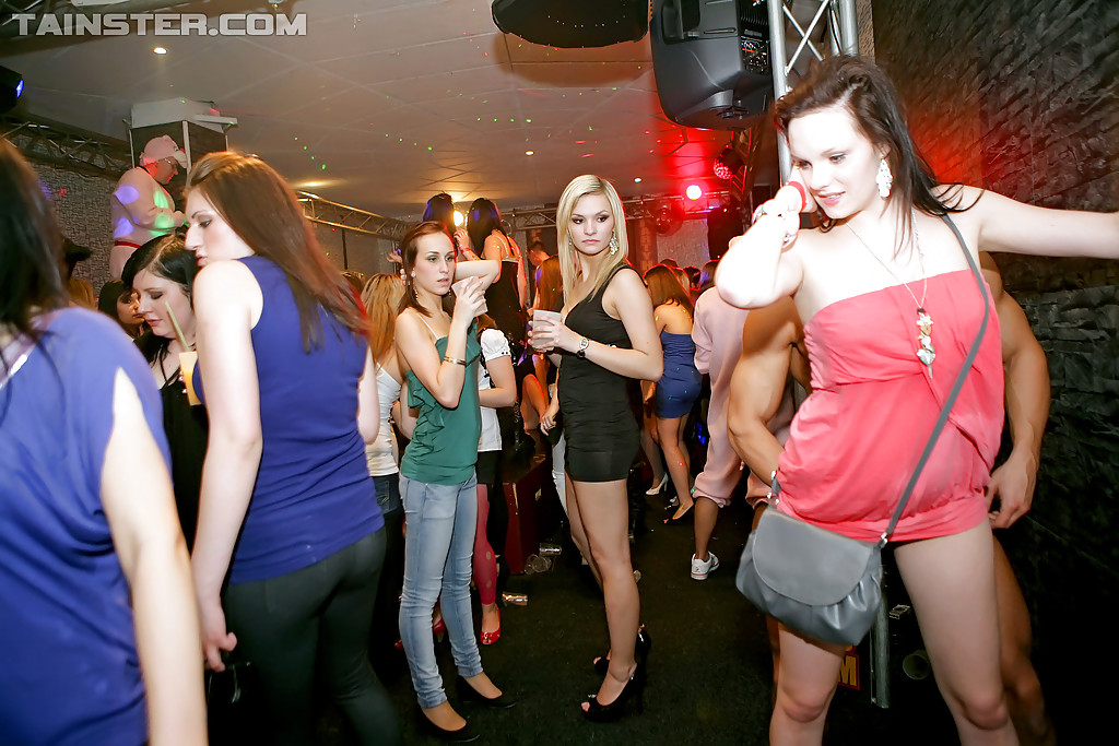 16P Chicas cachondas chupando pollas y divirtiéndose lésbicamente en una fiesta de sexo duro