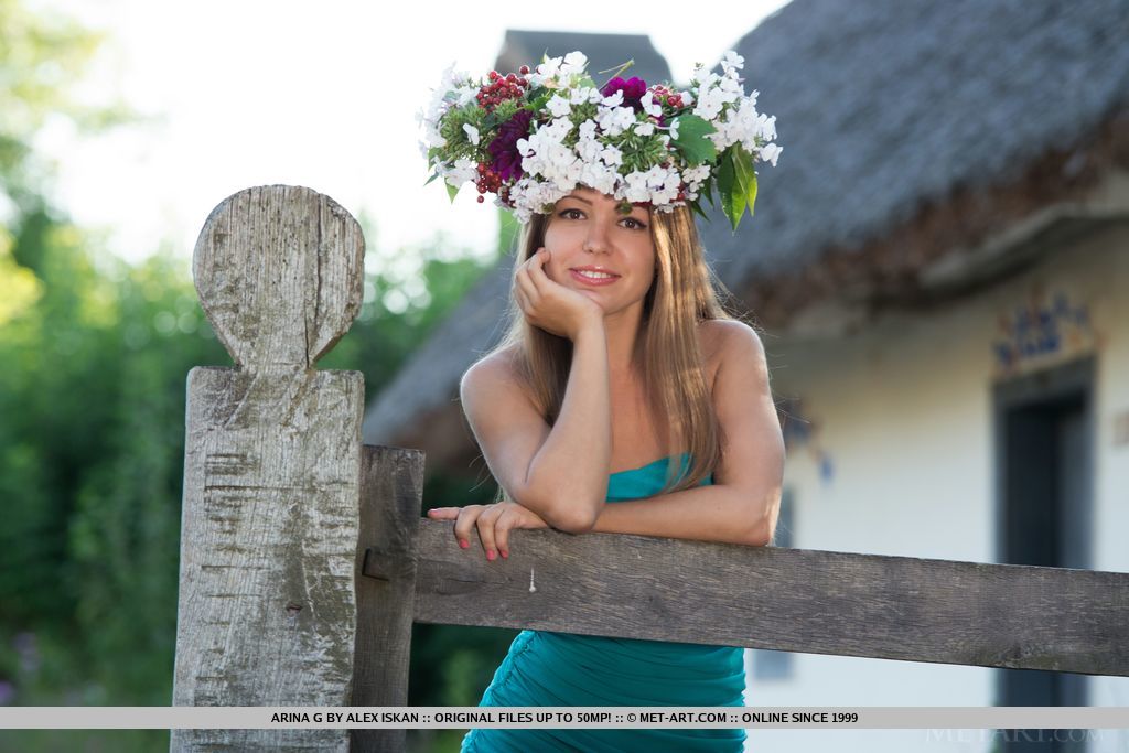 18P Joven blanca luce una corona de flores para posar desnuda en el campo