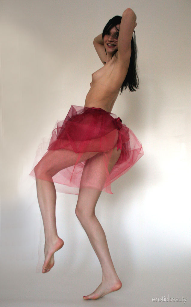16P A adolescente de cabelos escuros Katya N faz poses nuas confiantes em um tutu
