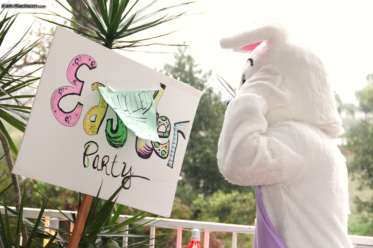 Die 17-jährige vollbusige MILF Kelly Madison wird auf einer Party zu zweit vom Osterhasen genagelt