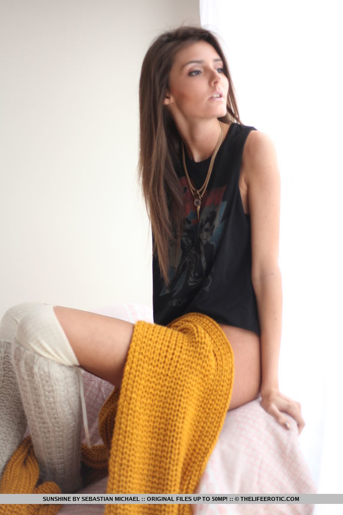 16P A modelo adolescente Sunshine A destaca sua bunda nua enquanto está nua com meias OTK
