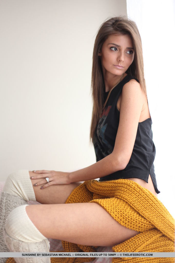 16P A modelo adolescente Sunshine A destaca sua bunda nua enquanto está nua com meias OTK