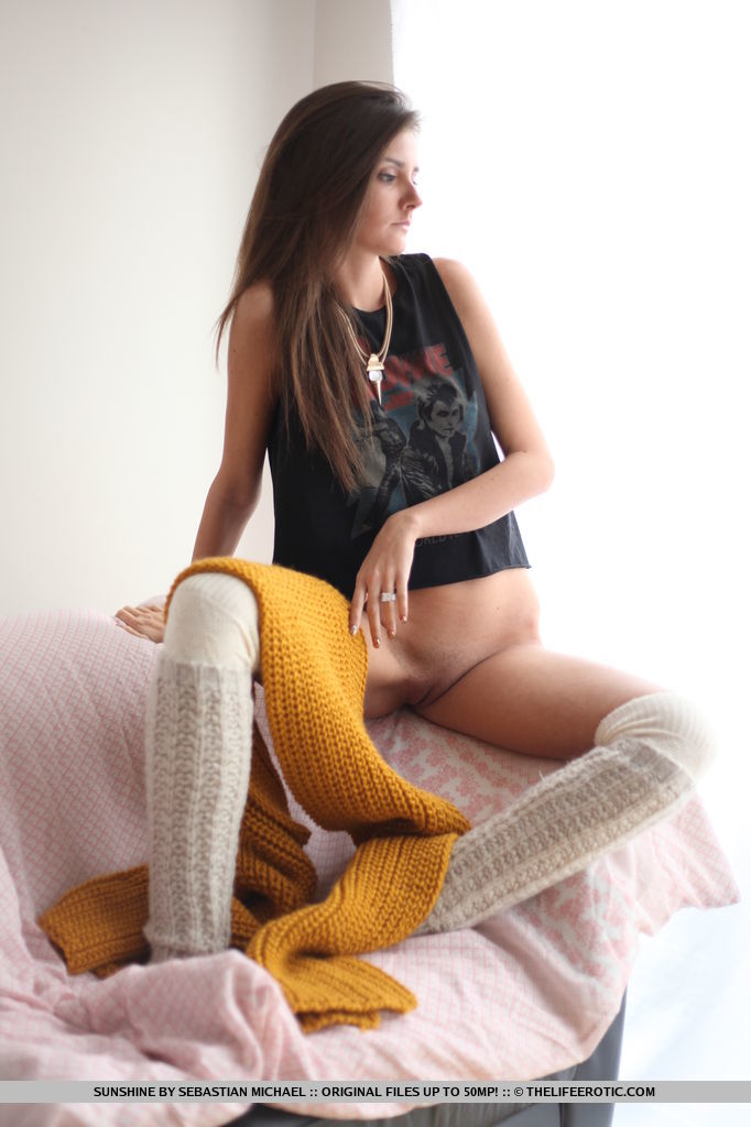 16P A modelo adolescente Sunshine A destaca sua bunda nua enquanto está nua com meias OTK