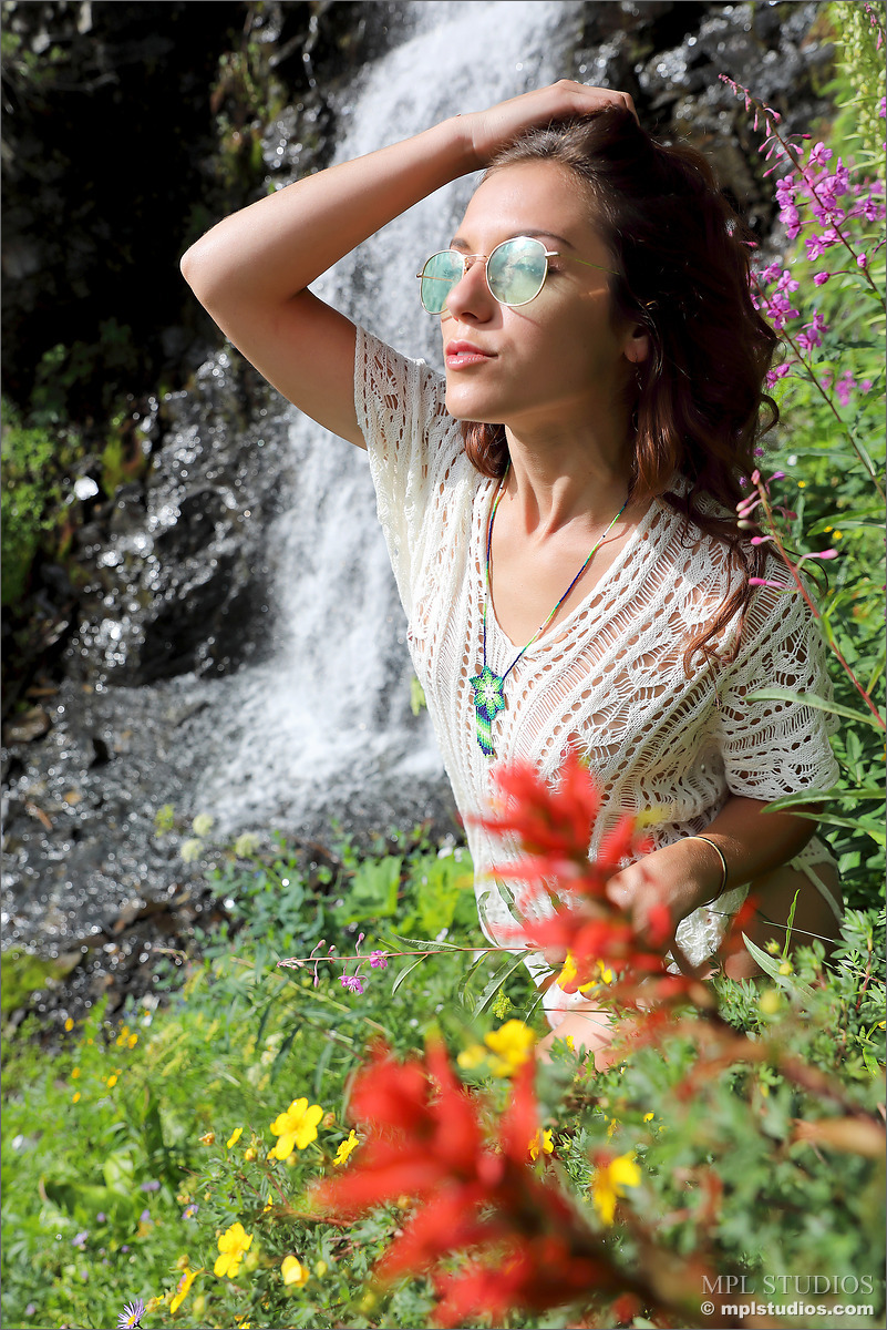 Modelo 12P Glamour tira o vestido para posar nua perto de uma cachoeira