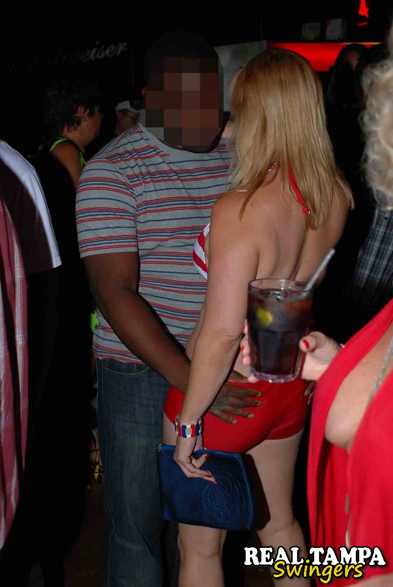 21P Des échangistes matures aux gros seins avec des juggs incroyables partagent des bites noires lors d'une soirée