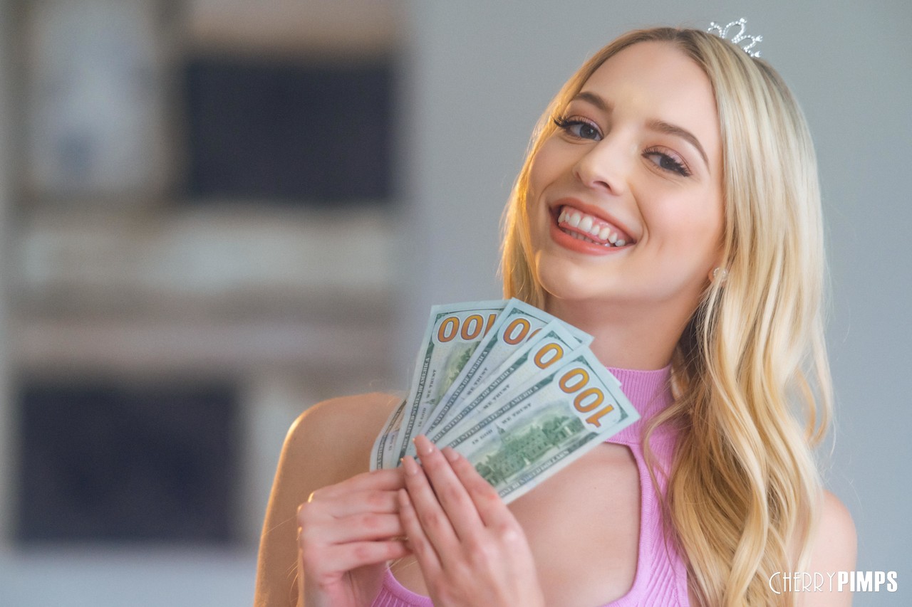 20P Очаровательная американская хозяйка Лили Ларимар позирует в черной юбке и фиолетовом топе.