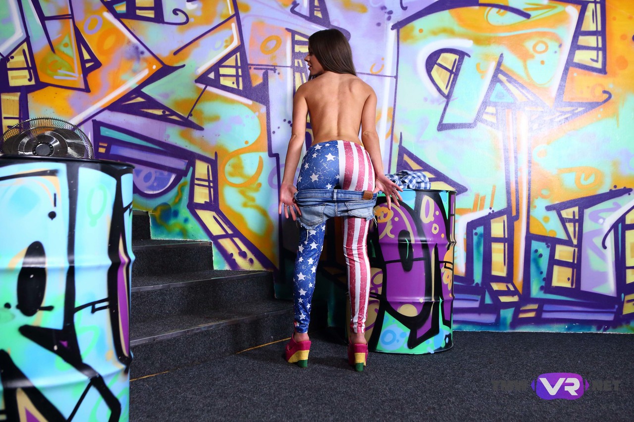 21P La sexy muñeca bielorrusa Lita Phoenix se quita la ropa provocativa y posa