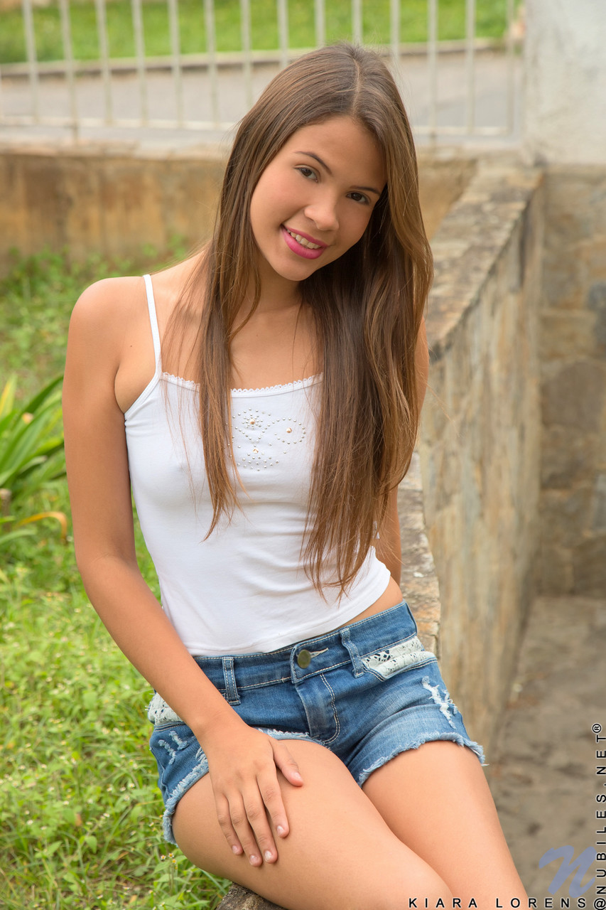 21P Impresionante joven venezolana Kiara Lorens se desnuda al aire libre y posa