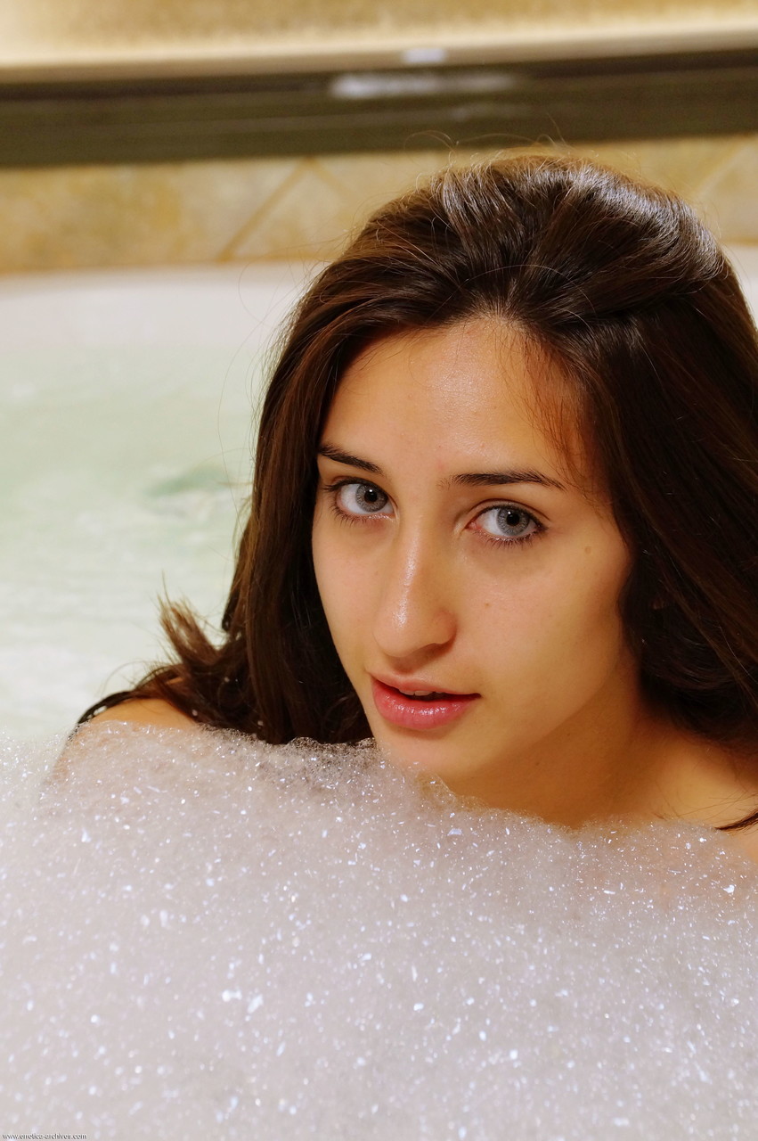 21P Adolescente sexy com peitos pequenos Leonella exibe sua buceta enquanto toma banho