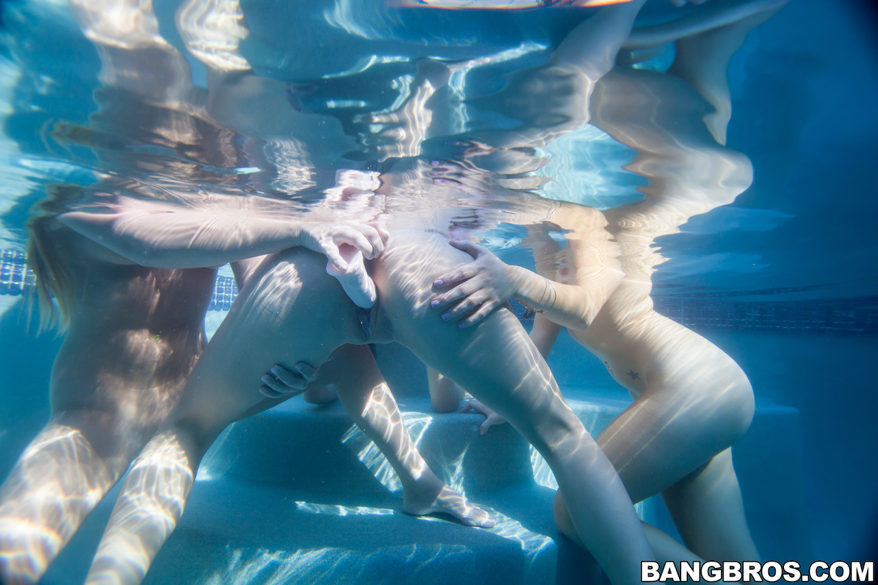 21P Young lesbians licking pussy & toying with a dildo underwater in a pool