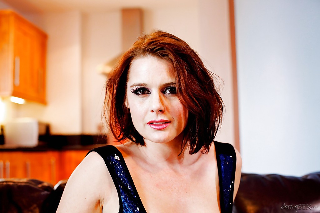 16P Ruiva MILF em meias Karina Currie tirando o vestido