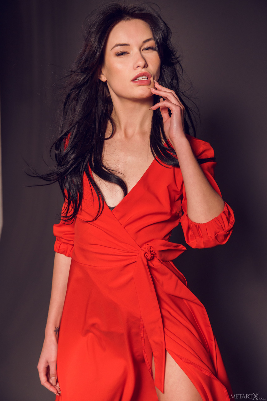 18P La morena ucraniana Elouisa vestida de rojo se quita seductoramente el vestido