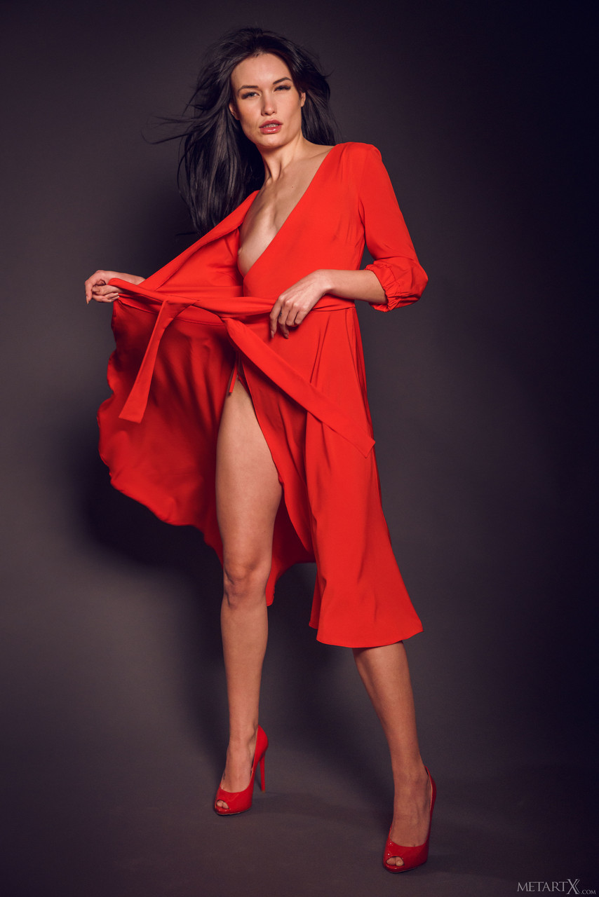 18P La morena ucraniana Elouisa vestida de rojo se quita seductoramente el vestido