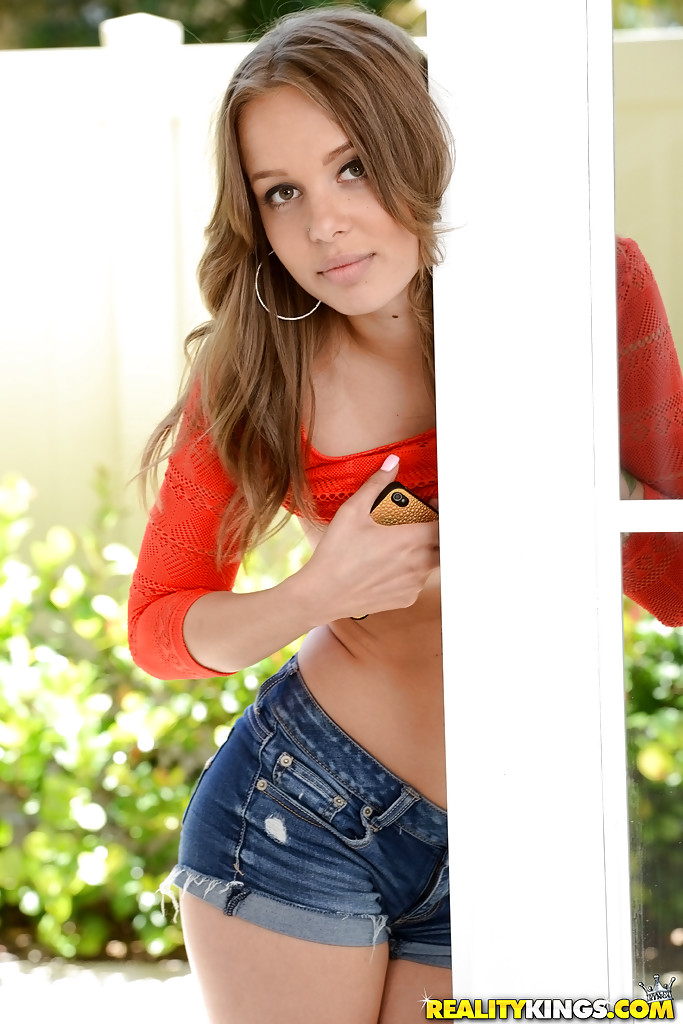16P La morena cachonda Liza Rowe muestra sus pequeñas tetas en el patio trasero