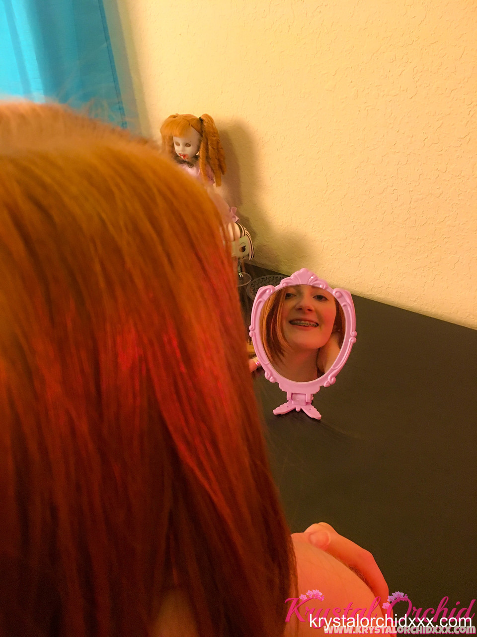 15P La petite adolescente Krystal Orchid se baise avec une brosse à cheveux en se préparant