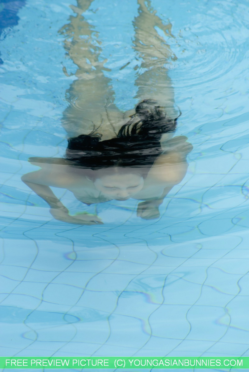 16P Joven asiática de tetas firmes y felpudo nada desnuda en una piscina