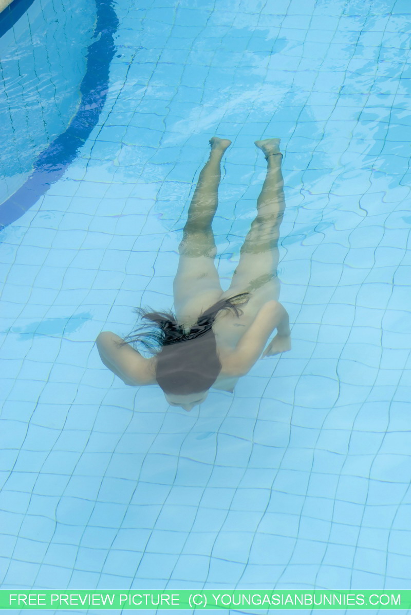 16P Joven asiática de tetas firmes y felpudo nada desnuda en una piscina