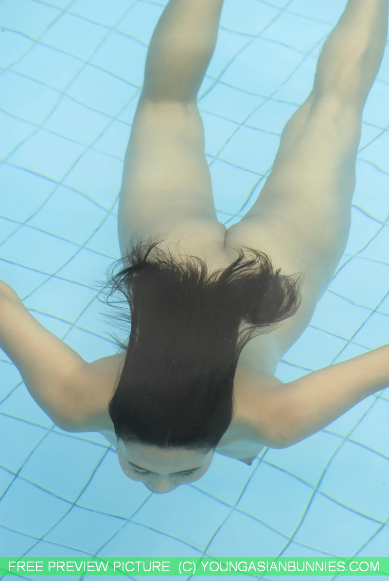 16P Joven asiática de tetas firmes y felpudo nada desnuda en una piscina