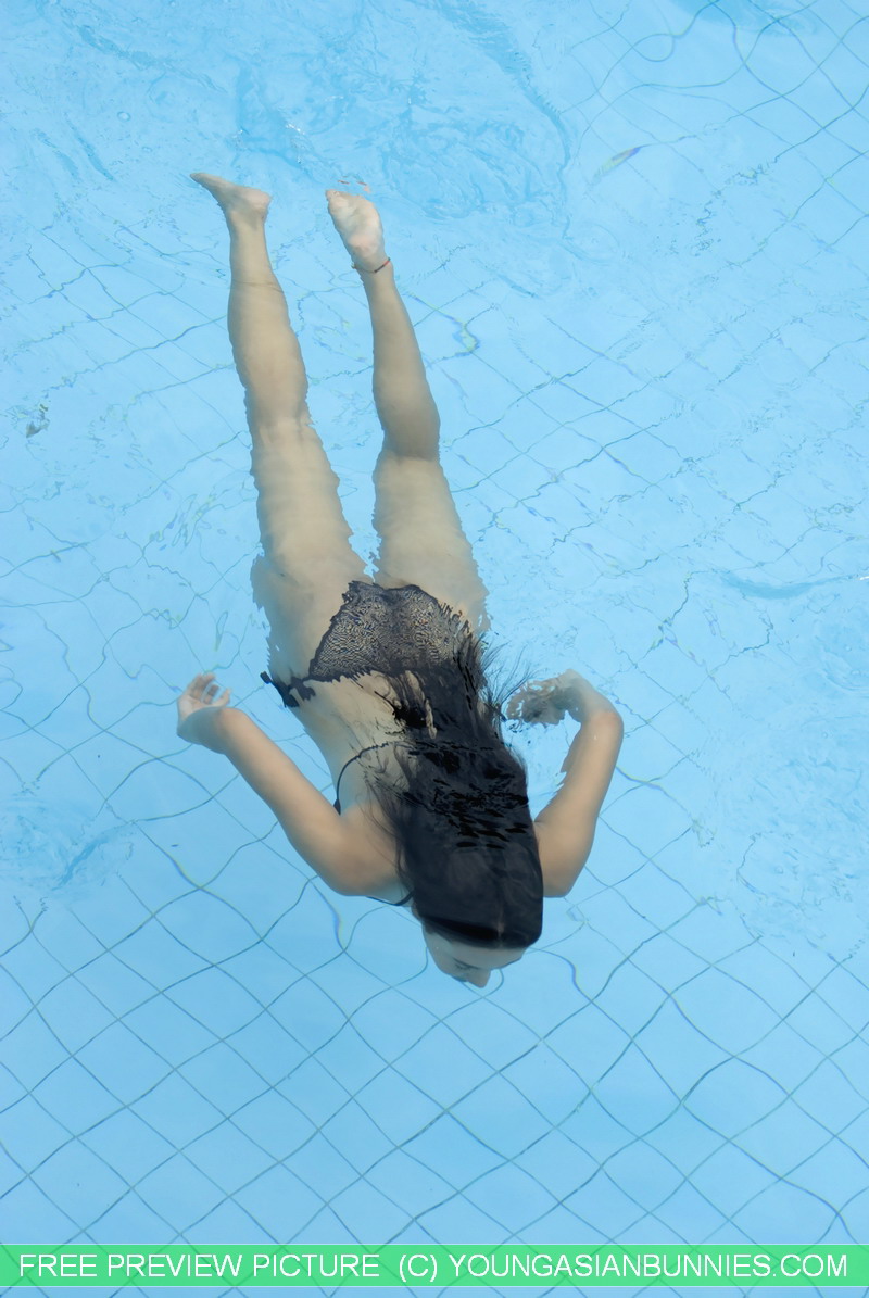 16P Joven asiática de tetas firmes y felpudo nada desnuda en una piscina