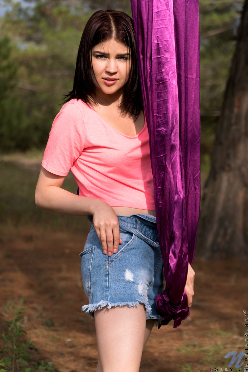 16P A adolescente gostosa Lolly J se despe em campo antes de dar um swing nu