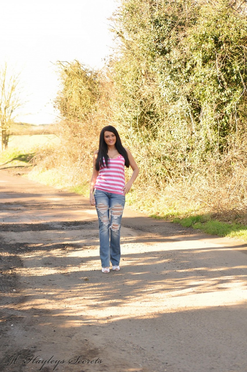 12P Chica morena caliente da un paseo con jeans rotos antes de mostrar sus grandes tetas