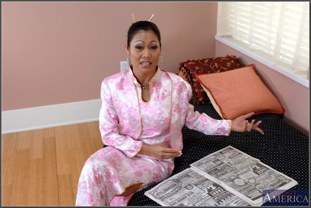 21P Sexy Asian MILF Charina Lee expõe seus juggs e enfia sua vulva empalhada