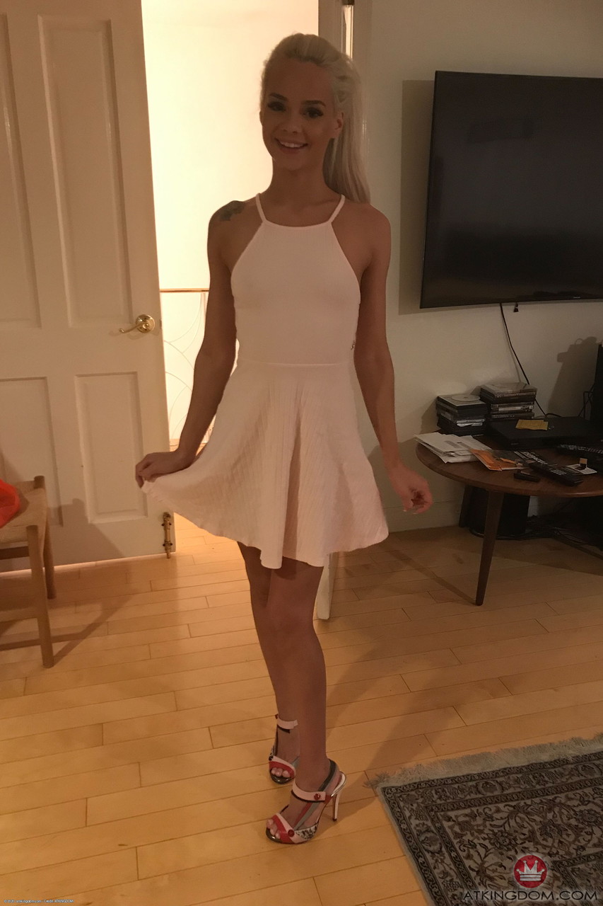 21P La adorable joven rubia Elsa Jean muestra su pequeño cuerpo en la playa