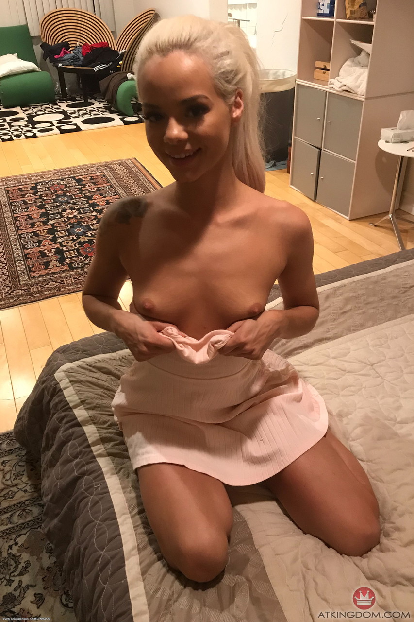 21P La adorable joven rubia Elsa Jean muestra su pequeño cuerpo en la playa