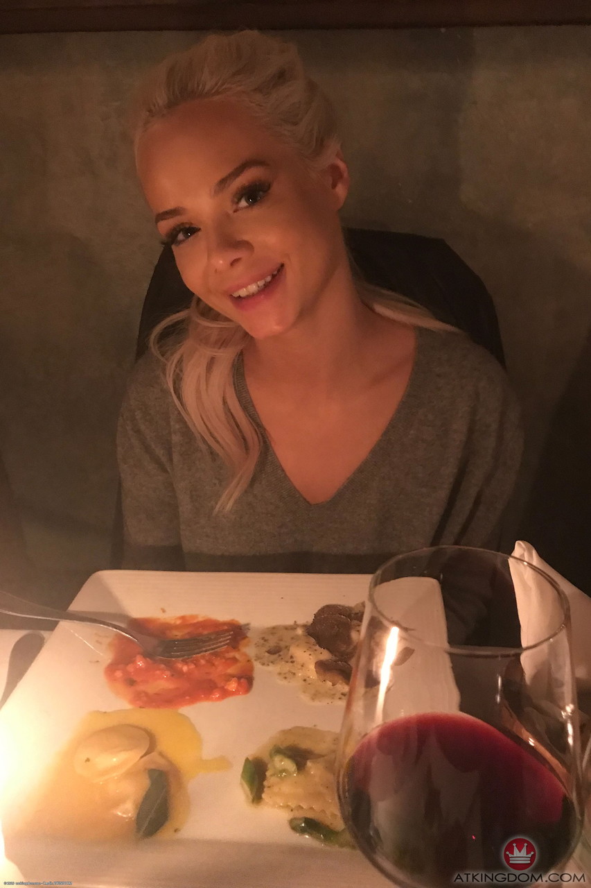 21P La adorable joven rubia Elsa Jean muestra su pequeño cuerpo en la playa