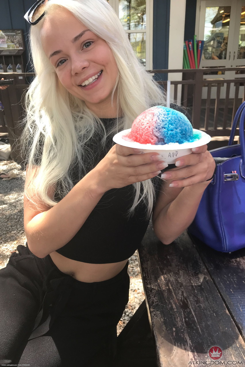 21P La adorable joven rubia Elsa Jean muestra su pequeño cuerpo en la playa