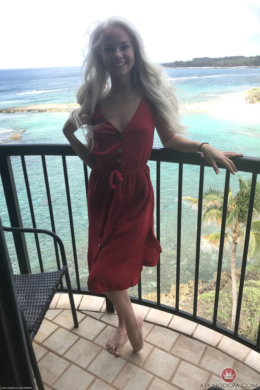 21P La adorable joven rubia Elsa Jean muestra su pequeño cuerpo en la playa