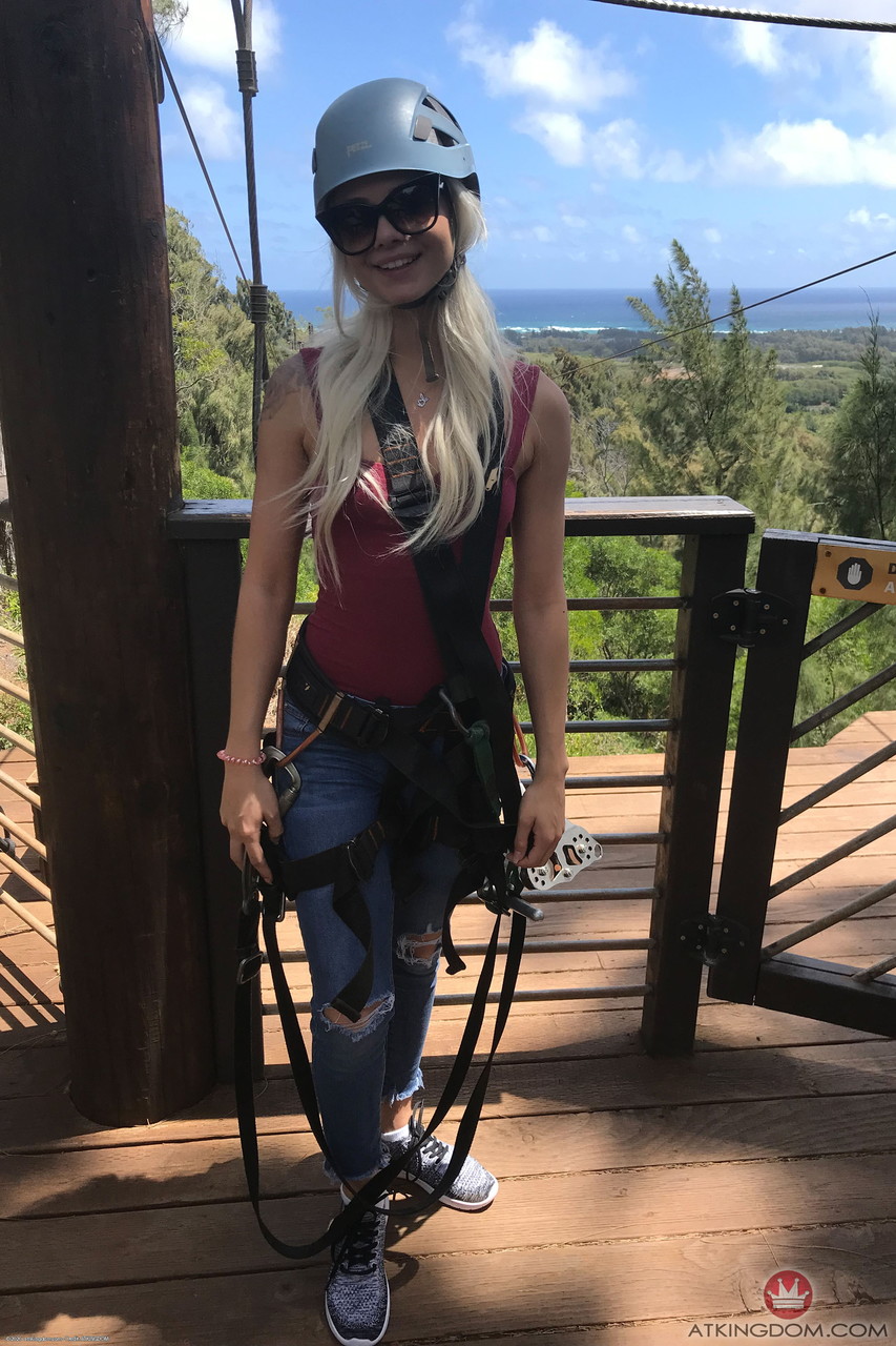 21P La adorable joven rubia Elsa Jean muestra su pequeño cuerpo en la playa