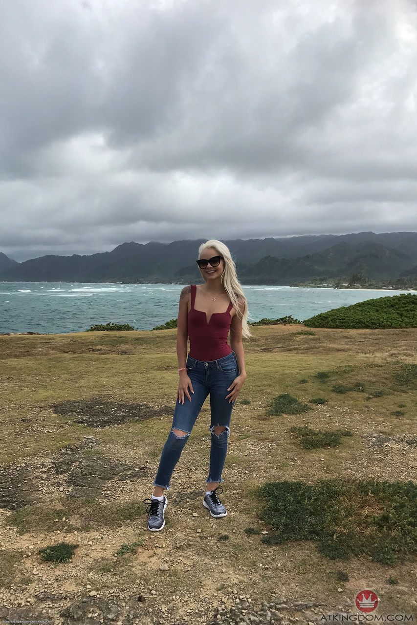 21P La adorable joven rubia Elsa Jean muestra su pequeño cuerpo en la playa