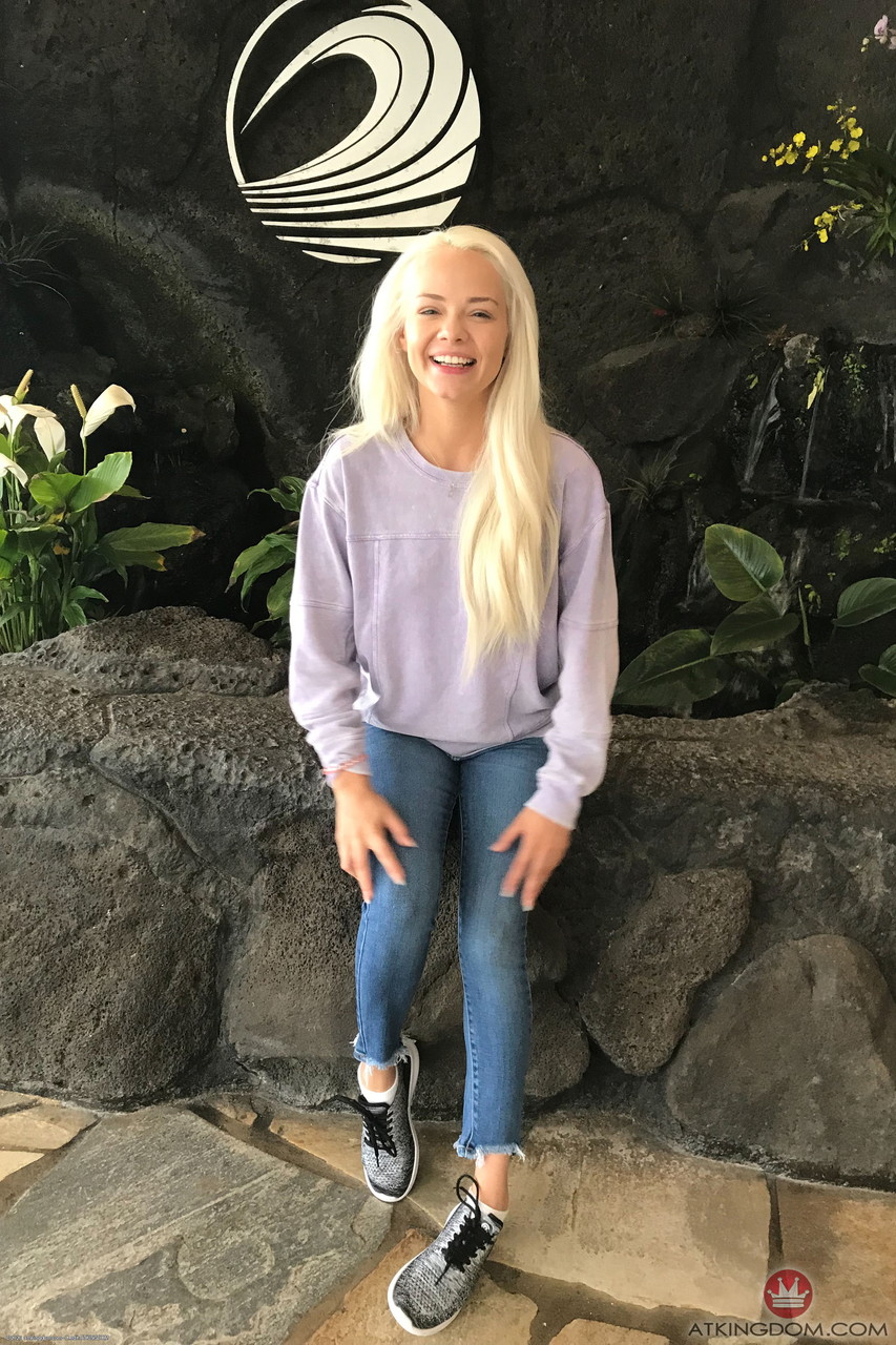 21P La adorable joven rubia Elsa Jean muestra su pequeño cuerpo en la playa