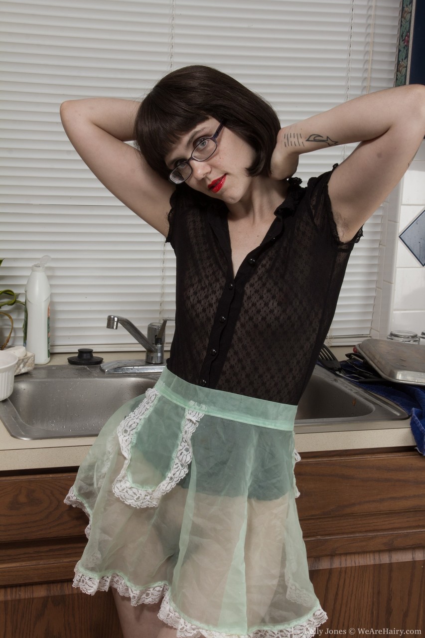 18P Glasses-clad cutie Kelly Jones soaps hairy armpits doing dishes & wets muff