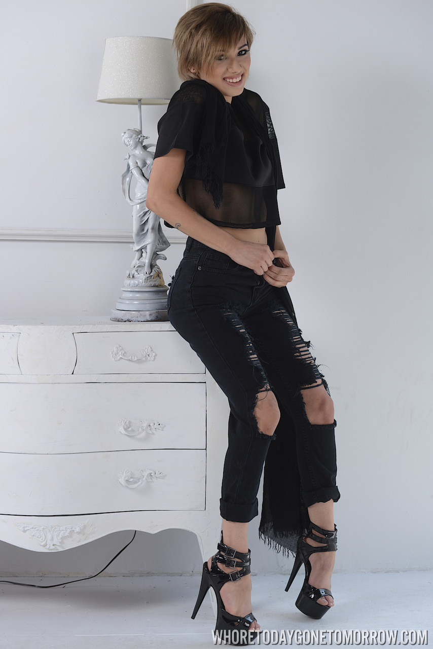 21P La brune maigre Aubrey Luna se déshabille