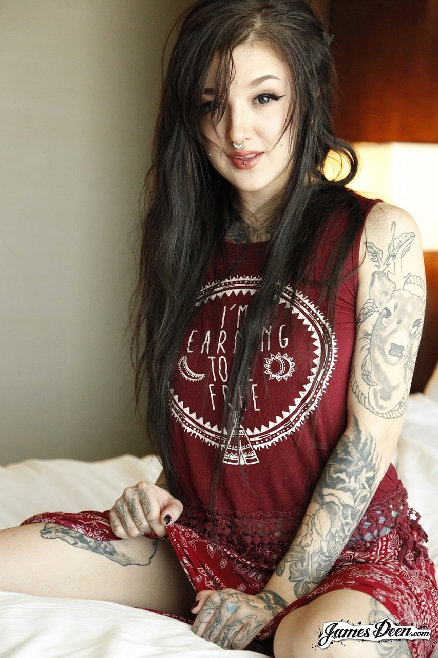 17P A garota emo tatuada e pálida Kelsi Lynn exibe suas curvas coloridas