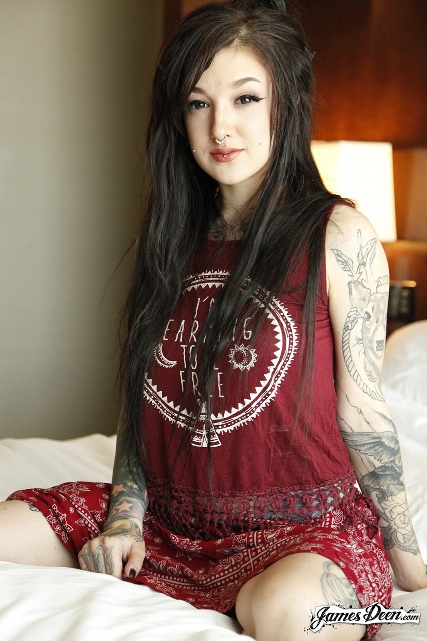 17P A garota emo tatuada e pálida Kelsi Lynn exibe suas curvas coloridas