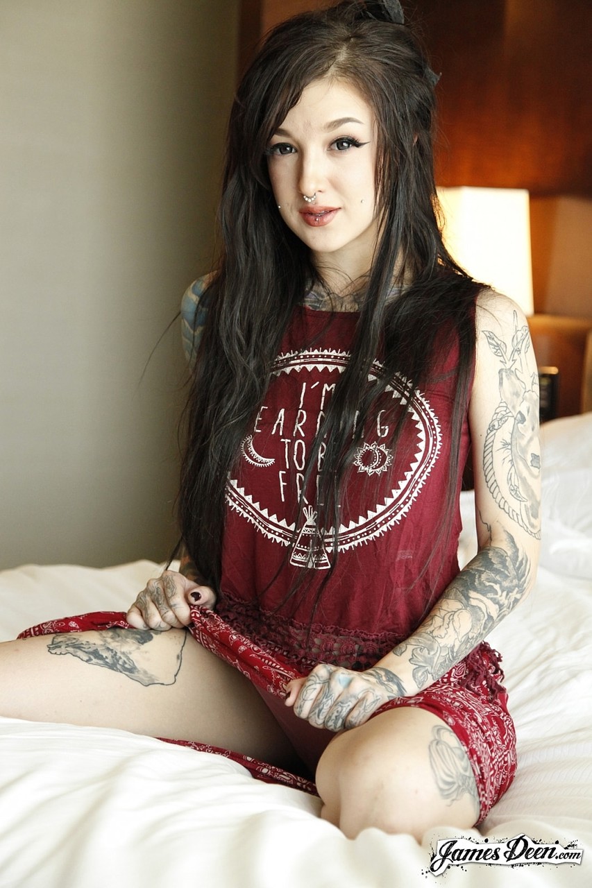 17P A garota emo tatuada e pálida Kelsi Lynn exibe suas curvas coloridas