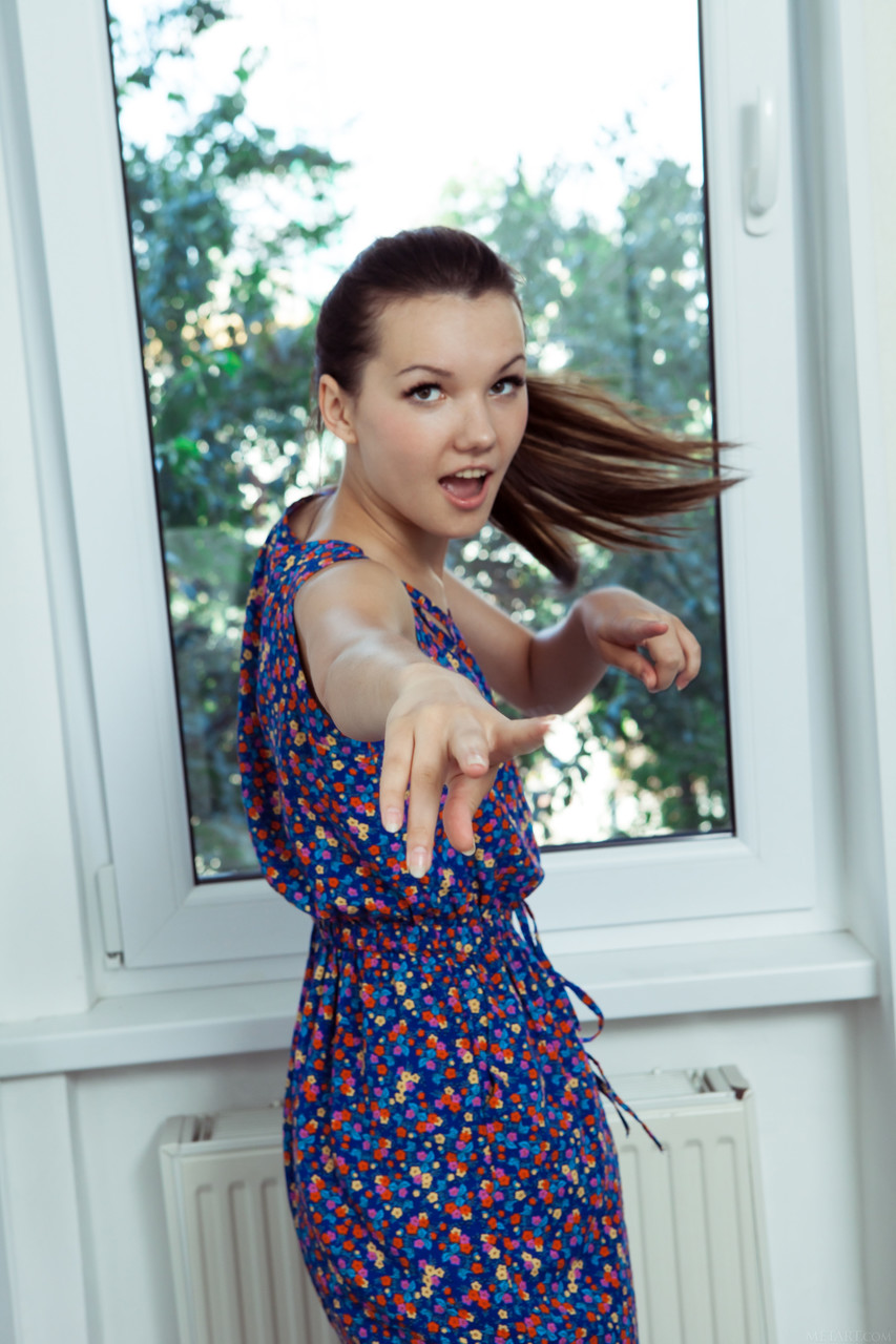 21P Iva, une adolescente ukrainienne enjouée, enlève sa robe longue et pose nue.