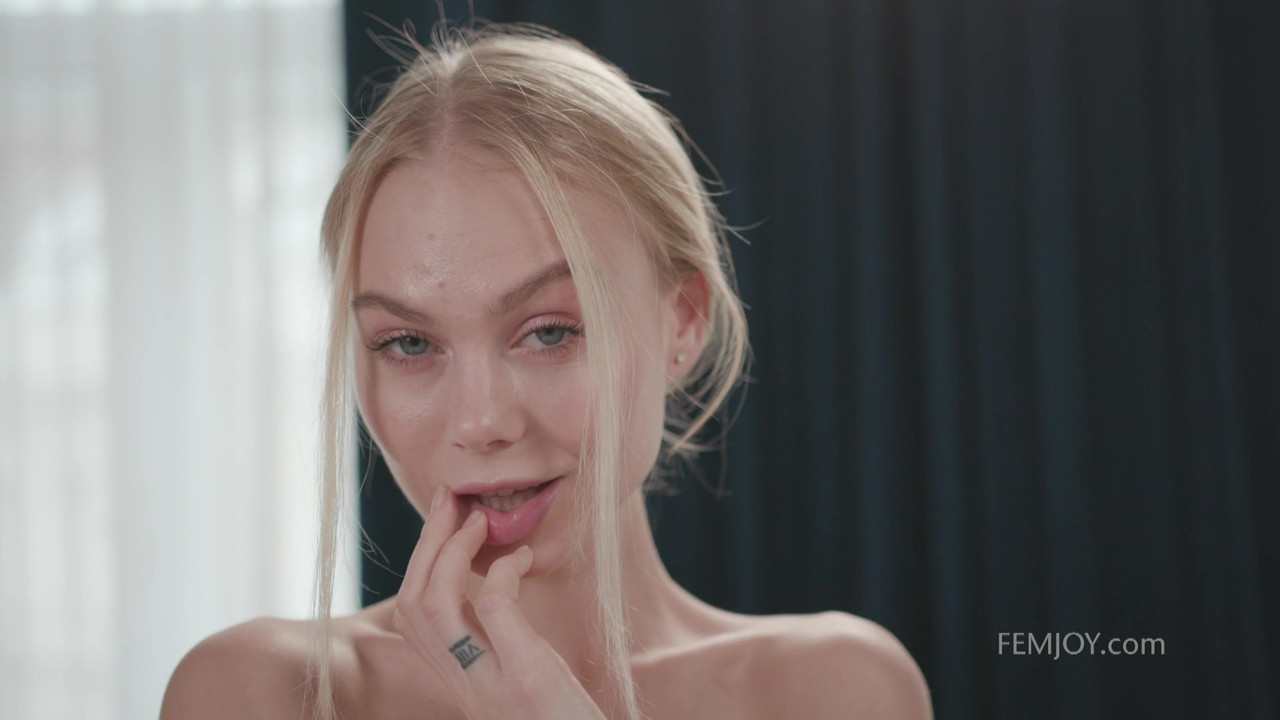 15P Die goldhaarige Teenagerin Nancy Ace zieht ihre gelben Dessous aus