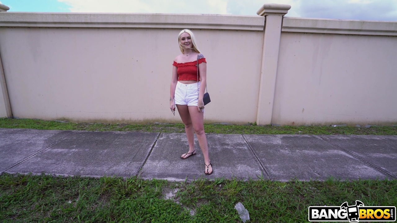 21P Die bezaubernde blonde Amerikanerin Chloe Marie zieht sich aus und wird auf dem Rücksitz gefickt