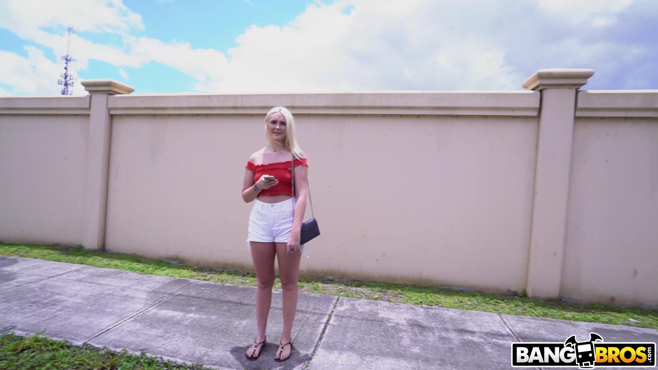 21P Die bezaubernde blonde Amerikanerin Chloe Marie zieht sich aus und wird auf dem Rücksitz gefickt