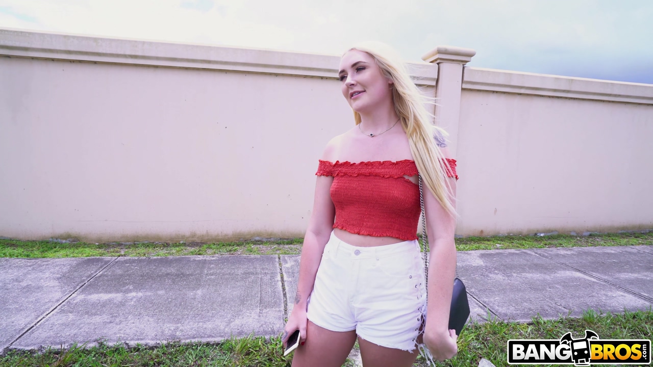 21P Die bezaubernde blonde Amerikanerin Chloe Marie zieht sich aus und wird auf dem Rücksitz gefickt