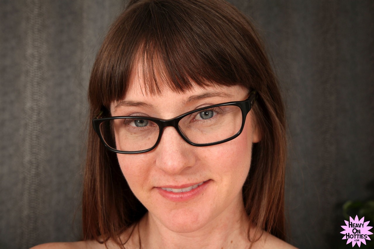 21P Nerdy amadora Thelma Sleaze expõe sua buceta peluda
